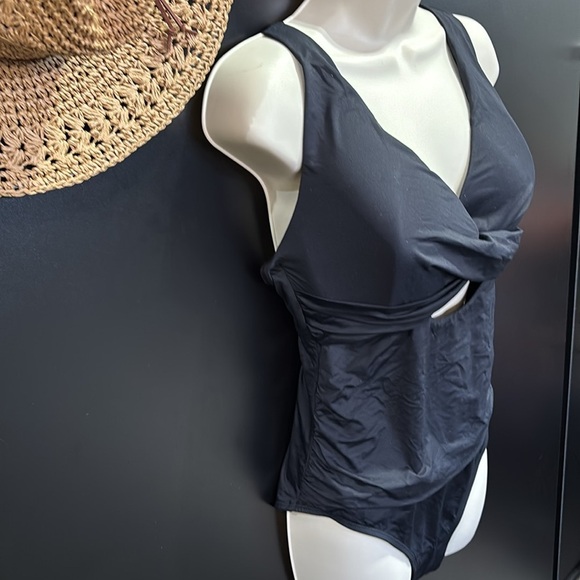 LA BLANCA Tummy control,crisscross V-neck keyhole,ruched,padded,adjust straps - Picture 6 of 13